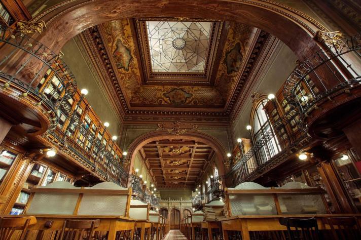 Imaginea care însoțește articolul, reprezintă Biblioteca Universității Tehnice „Gheorghe Asachi” din Iași, cu cărți depozitate pe două etaje și birouri de lectură separate prin paravane semi-transparente.